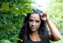 シックスパックがみえる女性のワイルド腹筋7選