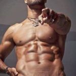 美しく割れた腹筋を持つ男性9選