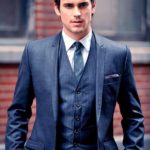 ネクタイを締めてバシッと決めた胸板ホルダーのスーツ姿7選